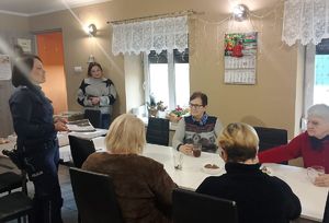 policjantka rozmawia z seniorami