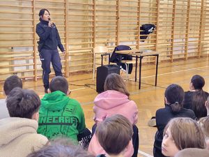 policjantka stoi z mikrofonem