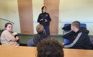 policjantka stoi przy dzieciach