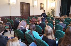 policjantka stoi przed dziećmi