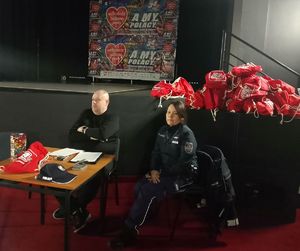 policjantka z przewodniczącym sztabu siedzi przy stoliku