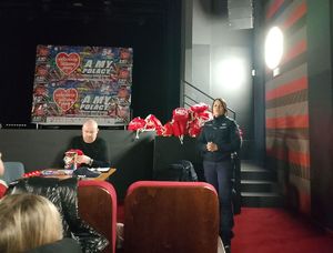 policjantka prowadzi szkolenie