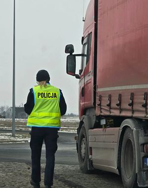 policjantka idzie koło pojazdu
