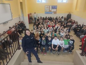 policjantka stoi z przodu w tle grupa dzieci