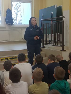 policjantka stoi przed dziećmi