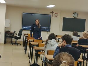 policjantka stoi przed uczniami