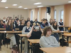 uczniowie siedzą w ławkach