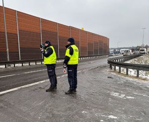 policjanci mierzą prędkość w rejonie przejścia dla pieszych