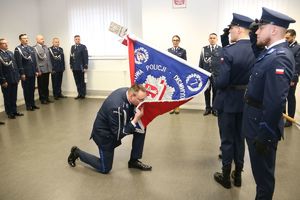 komendant wita się ze sztandarem