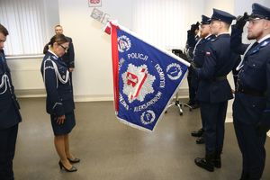 Pani Komendant wita się ze sztandarem