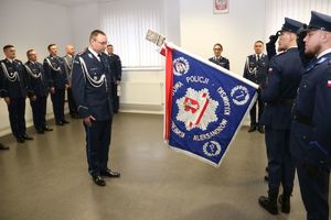 Komendant podchodzi do sztandaru