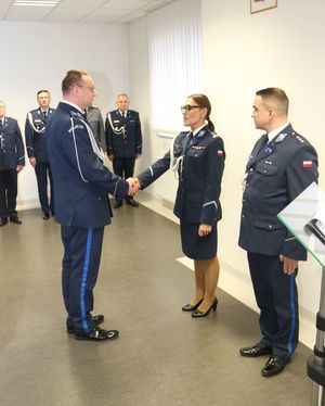 Komendant odbiera rozkaz z rąk Pani Komendant