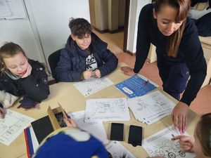 policjantka pobiera odciski palców