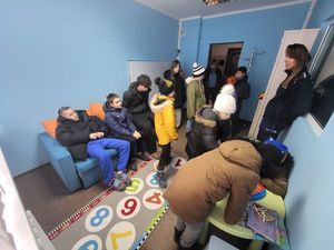 dzieci i policjantka w niebieskim pokoju