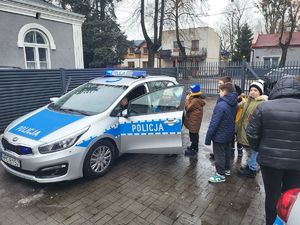 dzieci oglądają radiowóz