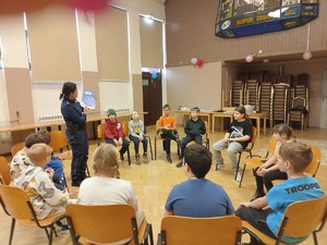 policjantka stoi przed dziećmi