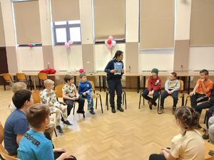 policjantka pokazuje ulotkę