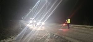 policjant zatrzymuje pojazd