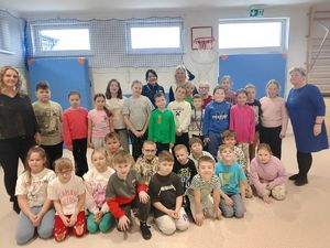 grupa dzieci stoją z policjantką