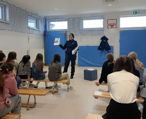 policjantka pokazuje dzieciom plakat