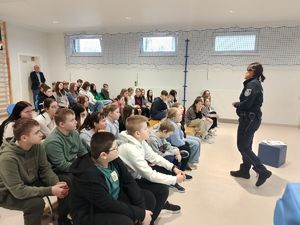 policjantka wygłasza prelekcje przed dziećmi