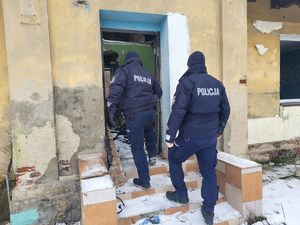 policjanci wchodzą do pustostanu