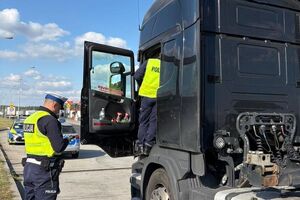 policjanci wchodzą do ciężarówki