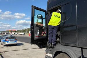 policjant wchodzi ciężarówki