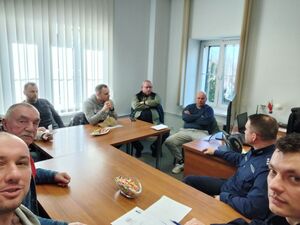 przedstawiciele klubów siedzą przy biurku