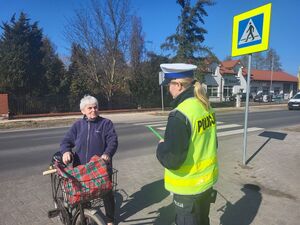 policjantka przekazuje odblask rowerzystce