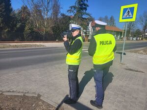 policjanci wspólnie stoją przy przejściu dla pieszych