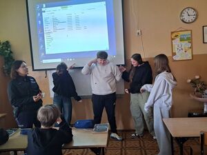 policjantka stoi z 4 uczniów w trakcie warsztatów