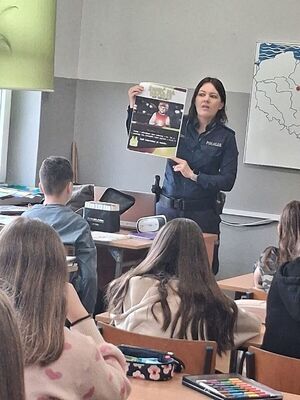 policjantka pokazuje ulotkę