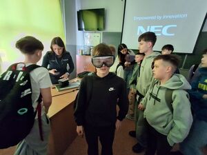 uczeń przymierza okulary VR