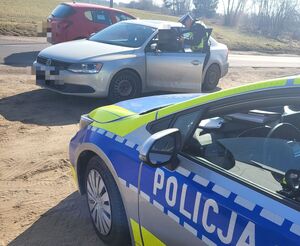 policjant kontroluje kierowcę