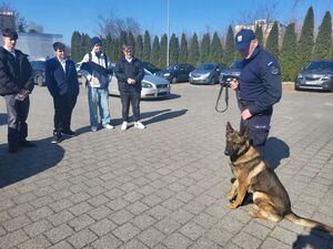 przewodnik z psem stoi przed uczniami