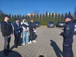 przewodnik rozmawia z uczniami