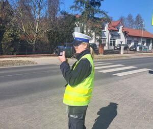 policjantka mierzy prędkość