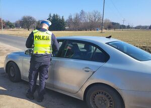 policjant kontroluje samochód