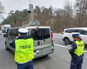 policjanci obserwują ruch