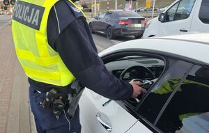policjant sprawdza stan trzeźwości kierowcy