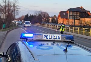 policjant zatrzymuje samochód