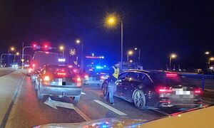 w porze wieczorowej policjanci sprawdzają stan trzeźwości kierowców