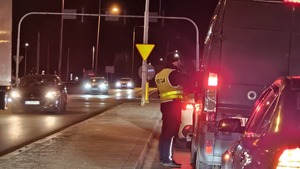 policjant podaje alkomat kierowcy