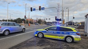 radiowóz zaparkowany przy sygnalizacji