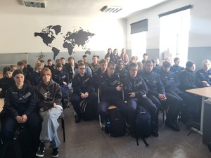 uczniowie siedzą w ławkach