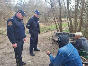 policjant legitymuje dwóch mężczyzn