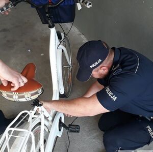 policjant znakuje rower