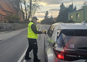 policjant bada trzeźwość kierowcy