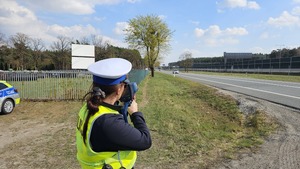 policjantka mierzy prędkość